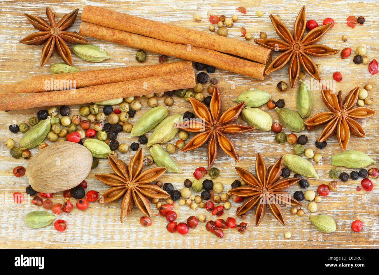 Sélection d'épices et fines herbes sur la surface en bois Banque D'Images