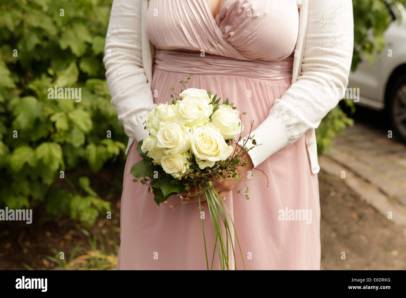 Mariée avec bouquet de roses blanches, pas de visage Banque D'Images