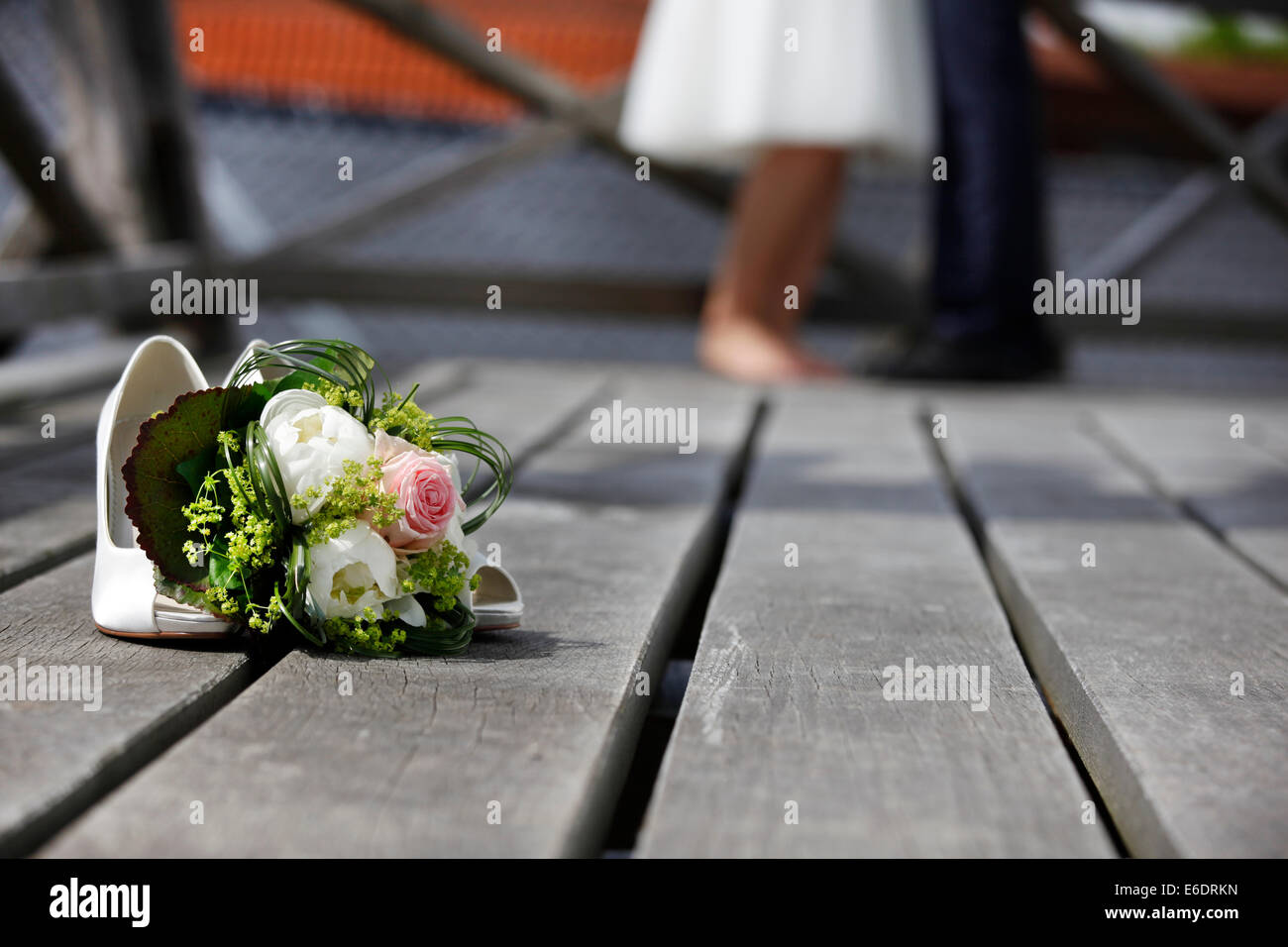 Mariée avec bouquet de roses blanches se trouvant sur le plancher Banque D'Images