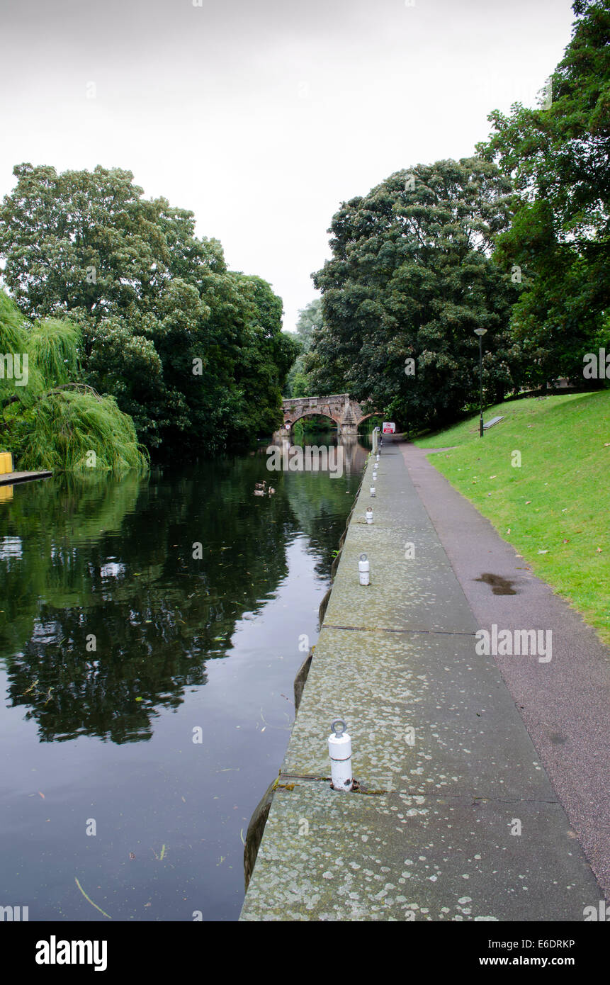Le sentier sur la rivière Wensum près de centre-ville de Norwich Banque D'Images