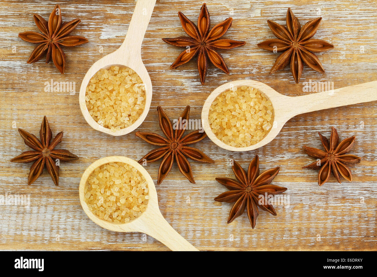 Le sucre brun sur les cuillères en bois et d'anis étoilé Banque D'Images