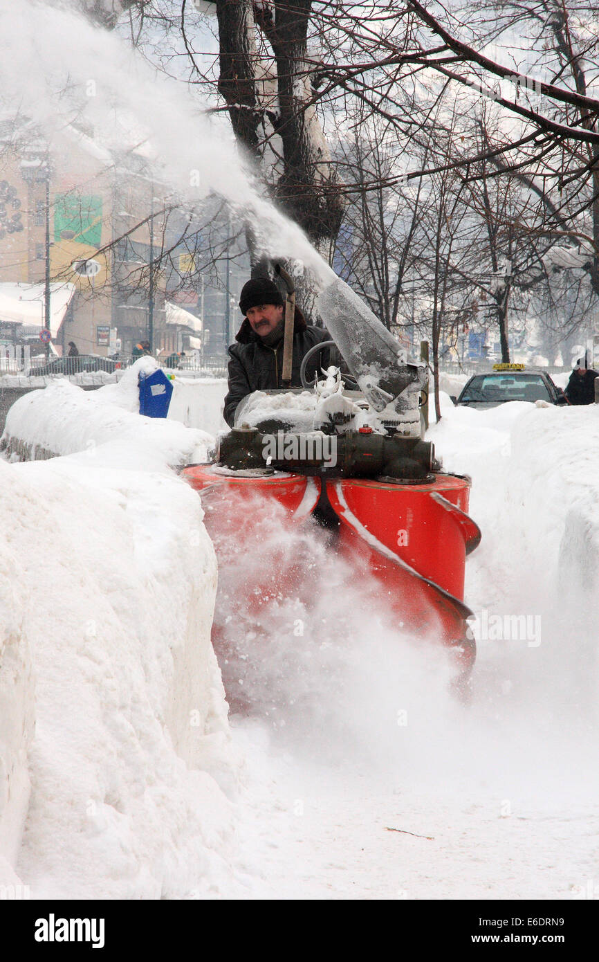 Efface la souffleuse à neige La neige des trottoirs à Sarajevo, Bosnie-et-Herzégovine jours après les chutes de neige record en février 2012 Banque D'Images