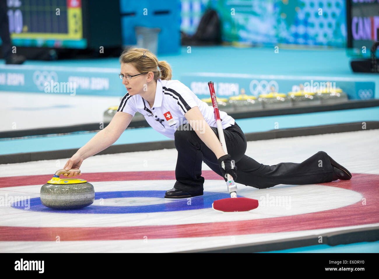 Suisse de l'équipe, Janine Greiner joue une pierre au cours de la compétition de curling aux Jeux Olympiques d'hiver de Sotchi en 2014, Banque D'Images