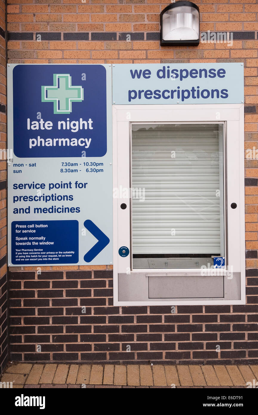Une fin de soirée pharmacie Boots fenêtre Distribution à Norwich , Norfolk , Angleterre , Angleterre , Royaume-Uni Banque D'Images