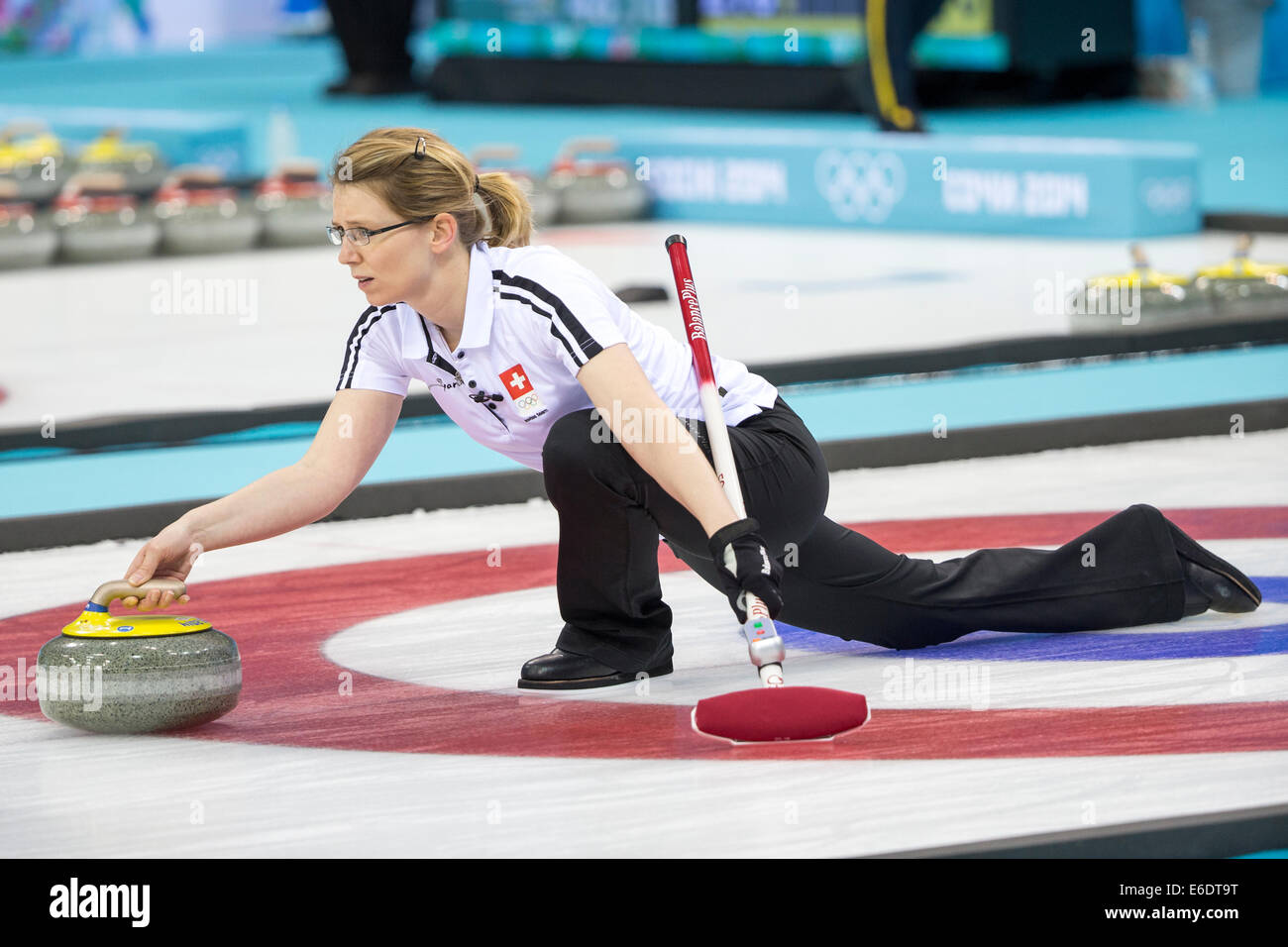 Suisse de l'équipe, Janine Greiner joue une pierre au cours de la compétition de curling aux Jeux Olympiques d'hiver de Sotchi en 2014, Banque D'Images