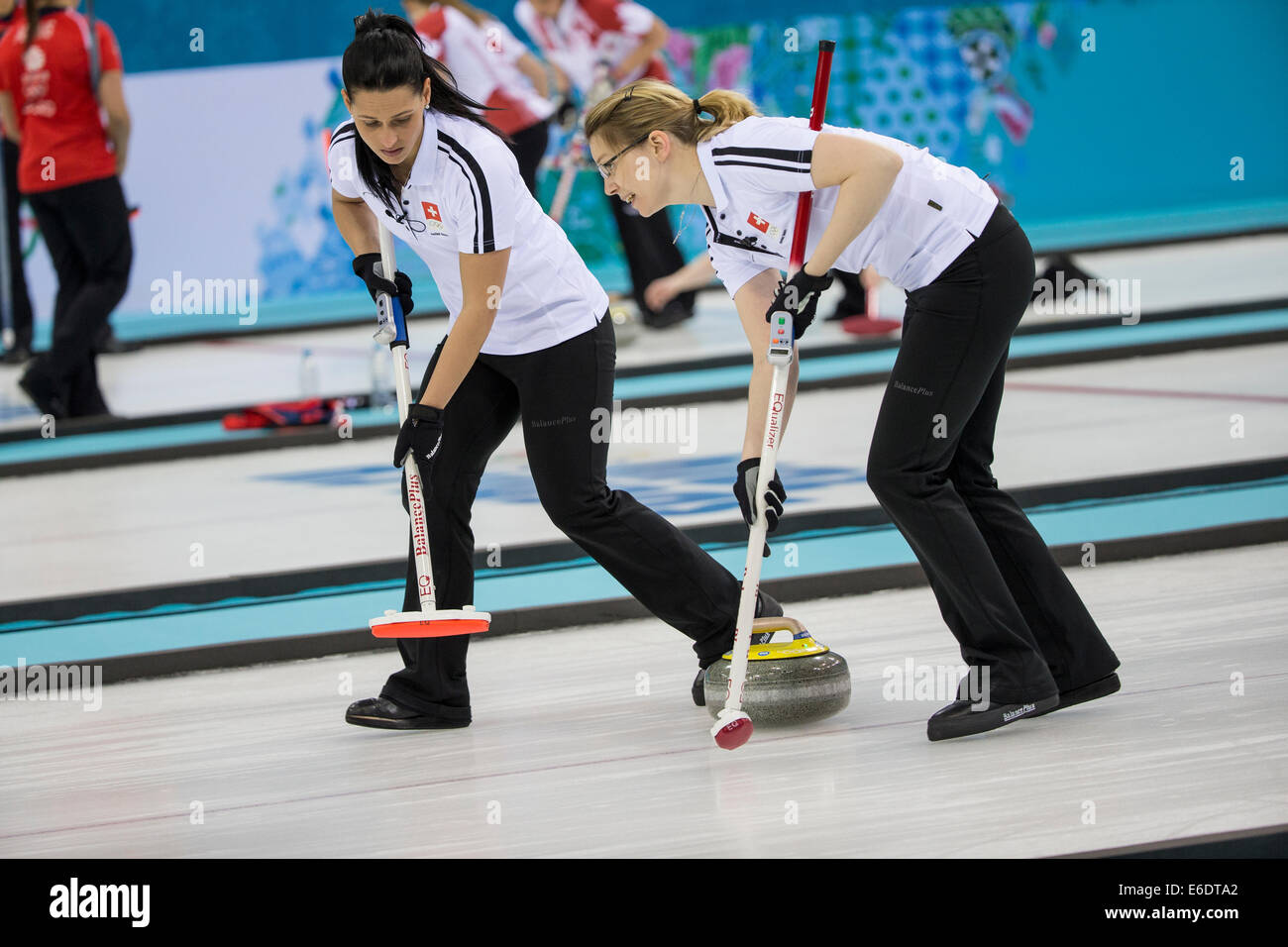 Suisse de l'équipe, Carmen Schafer (L) et Janine Greiner (R) au cours d'une compétition de curling aux Jeux Olympiques d'hiver, Banque D'Images