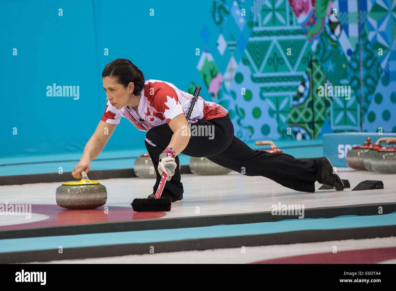 Jill Officer de gagner une médaille d'Or Le Canada accorde une pierre au cours de la compétition de curling aux Jeux Olympiques d'hiver, Sotchi Banque D'Images