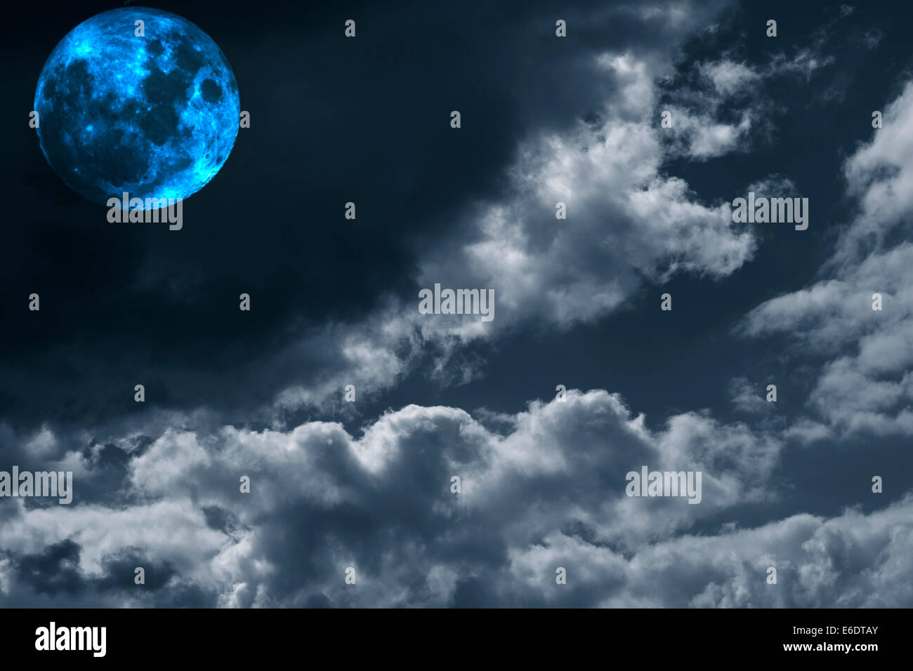 Graphique surréaliste pleine lune et nuages sombres Banque D'Images