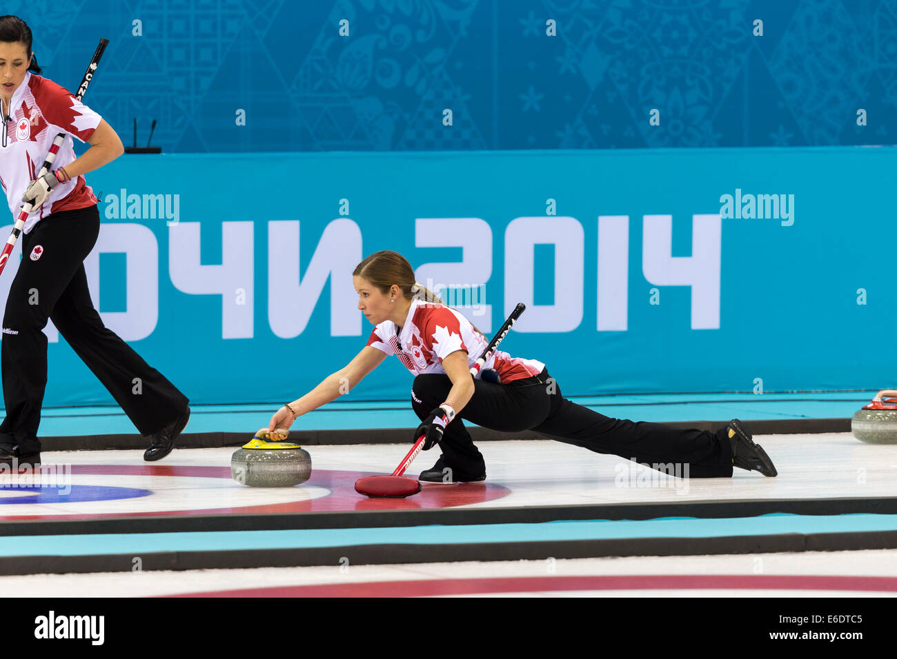 Kaitlyn Lawes a remporté la médaille d'or du Canada accorde une pierre lors de la compétition féminine de curling aux Jeux Olympiques d'hiver, Soch Banque D'Images