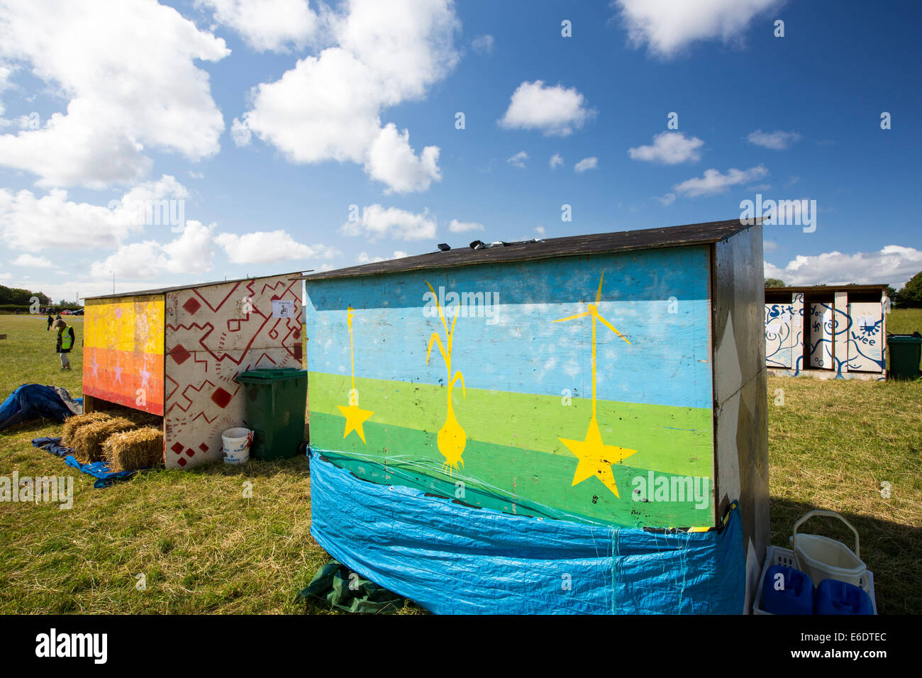 Toilettes à un camp de protestation contre la fracturation hydraulique à un site d'élevage à peu près de Plumpton Blackpool, Lancashire, Royaume-Uni, où le conseil pour la première fois au Royaume-Uni, a accordé l'autorisation de planification commerciale pour les activités de fracturation pour le gaz de schiste, par Cuadrilla. Banque D'Images