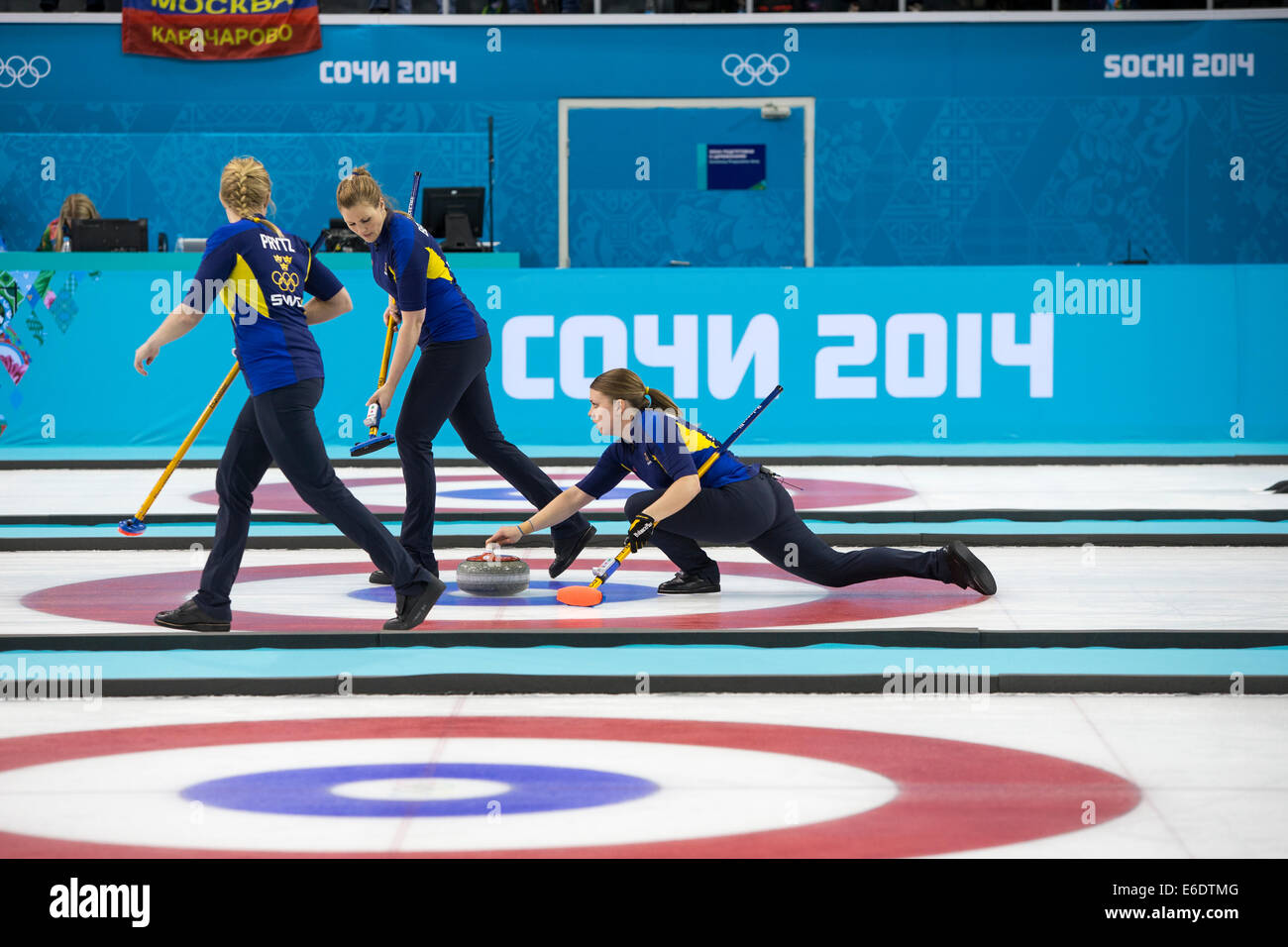 Maria joue un Wennerstroem avec Pierre Maria Prytz (L) et Christina Bertrup (R) Balayage de la Suède au cours de l'équipe de curling Banque D'Images