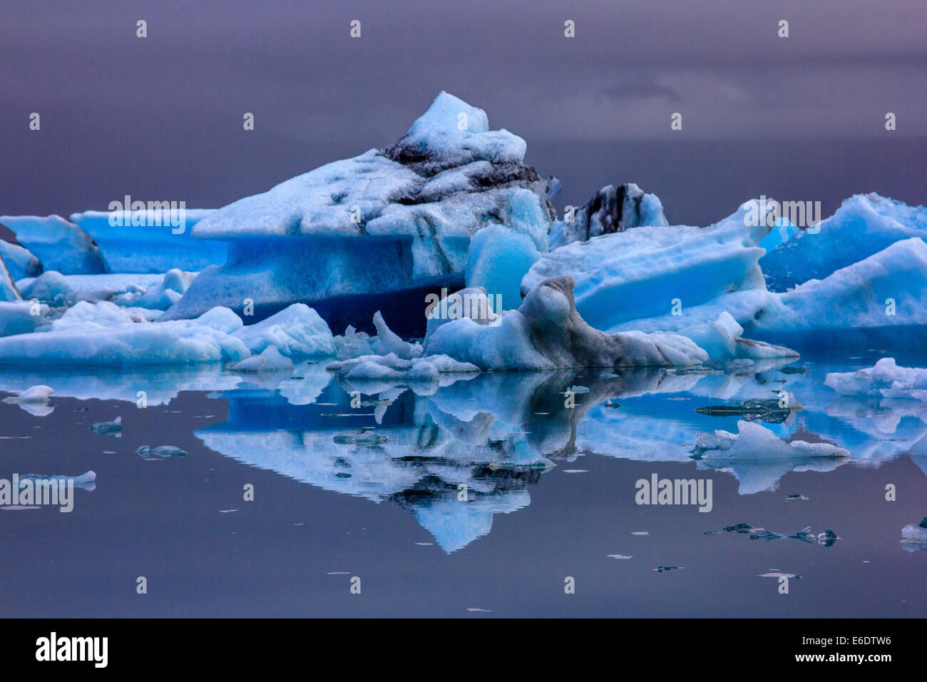 La dérive d'Iceberg in Jokulsarlon glacier bay Banque D'Images