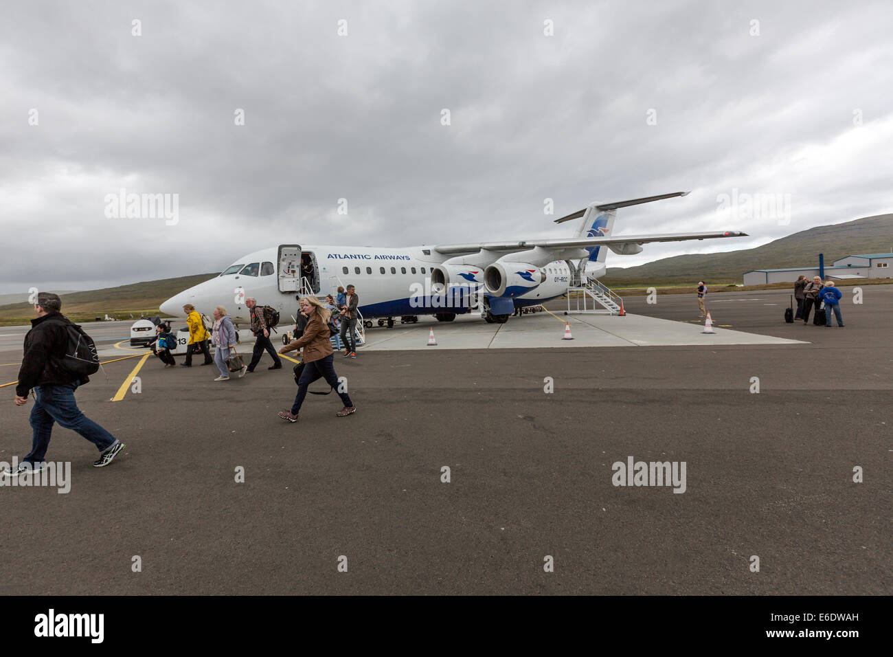 Passagers débarqués à l'Atlantic Airways flight, AVRO RJ85, de London Stansted. L'aéroport de Vágar. Banque D'Images