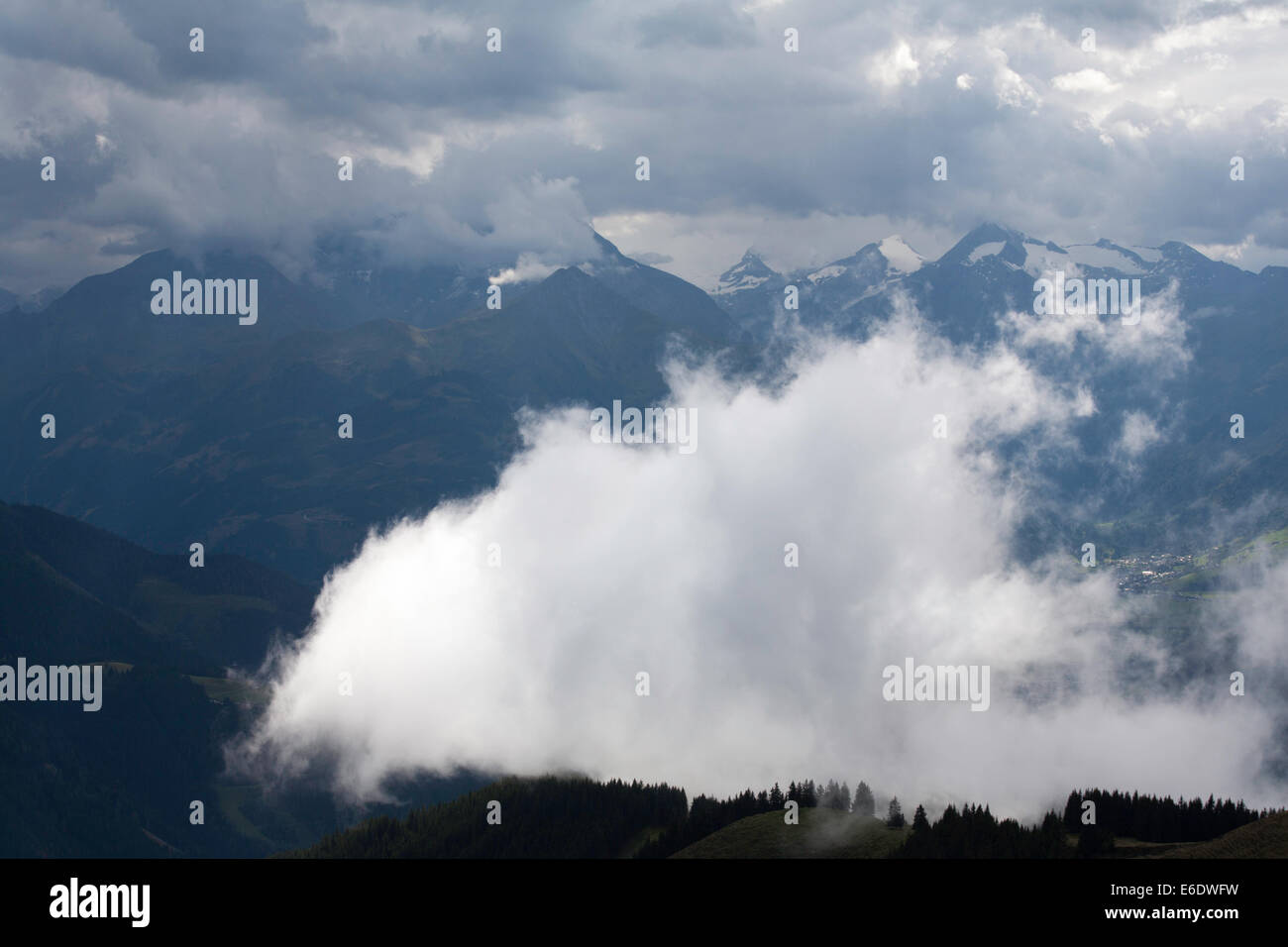 Storm cloud du Hoher Tenn et grosses Weisbachhorn et l ci-dessus Kitzsteinhorn Kaprun Zell am See Salzbourg Autriche Banque D'Images