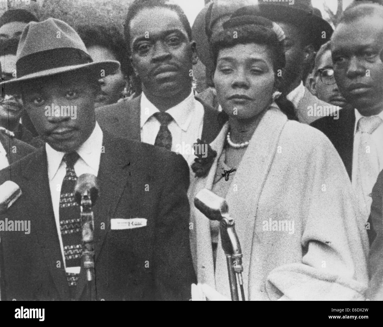 Martin Luther King, Jr. avec femme, Coretta, Boycott, Bus au cours de Montgomery, Alabama, USA, Mars 1956 Banque D'Images