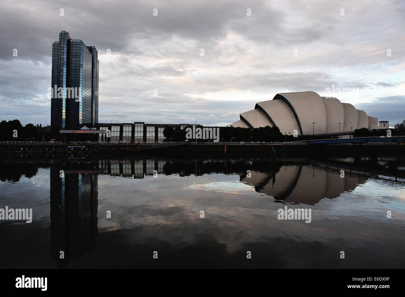 La SECC (Armadillo) et Crown Plaza Hotel reflète dans la rivière Clyde alors que la nuit tombe. Banque D'Images
