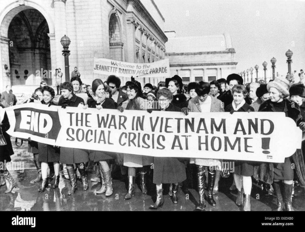 Foule de femmes y compris Jeannette Rankin (centre avec des lunettes), première femme élue au Congrès, pour protester contre la guerre du Vietnam Banque D'Images