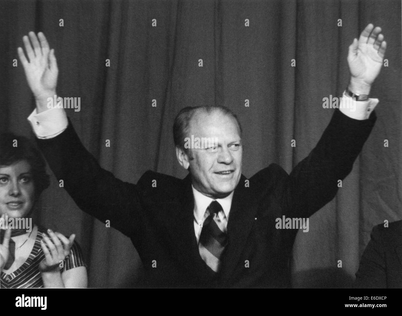 Gerald R. Ford, 38e président des États-Unis, Portrait avec bras levés alors qu'il était le chef de la minorité à la Chambre, 1972 Banque D'Images