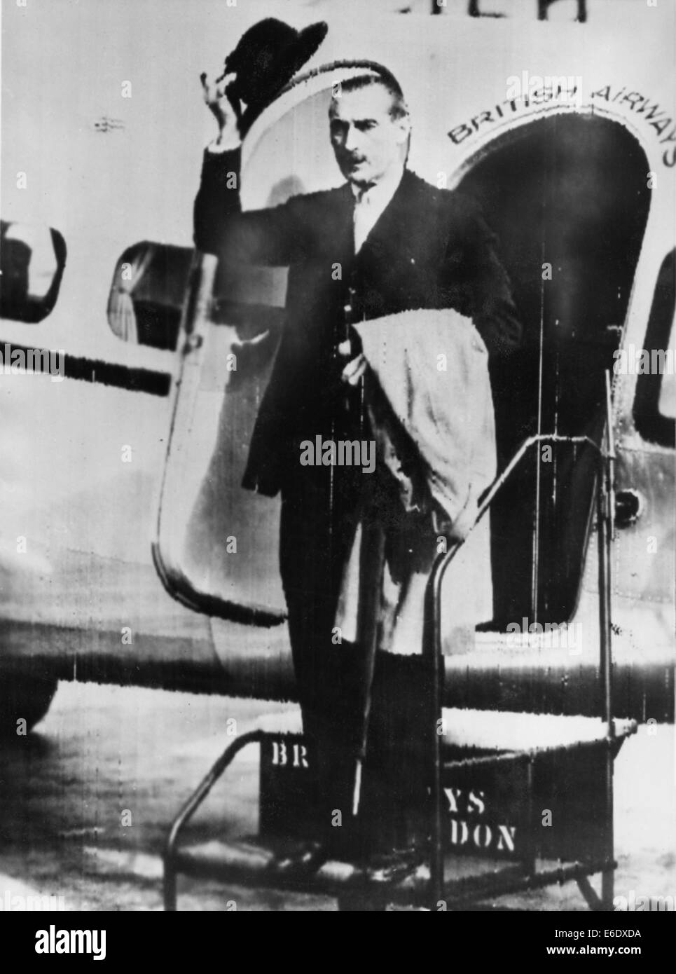 Sir Nevile Henderson, ambassadeur britannique à l'Allemagne, de l'embarquement à l'avion aérodrome Heston, Londres, en Angleterre, en Allemagne seulement Banque D'Images