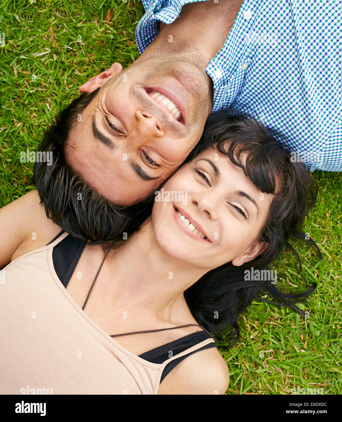 Ensemble Couple lying on grass Banque D'Images