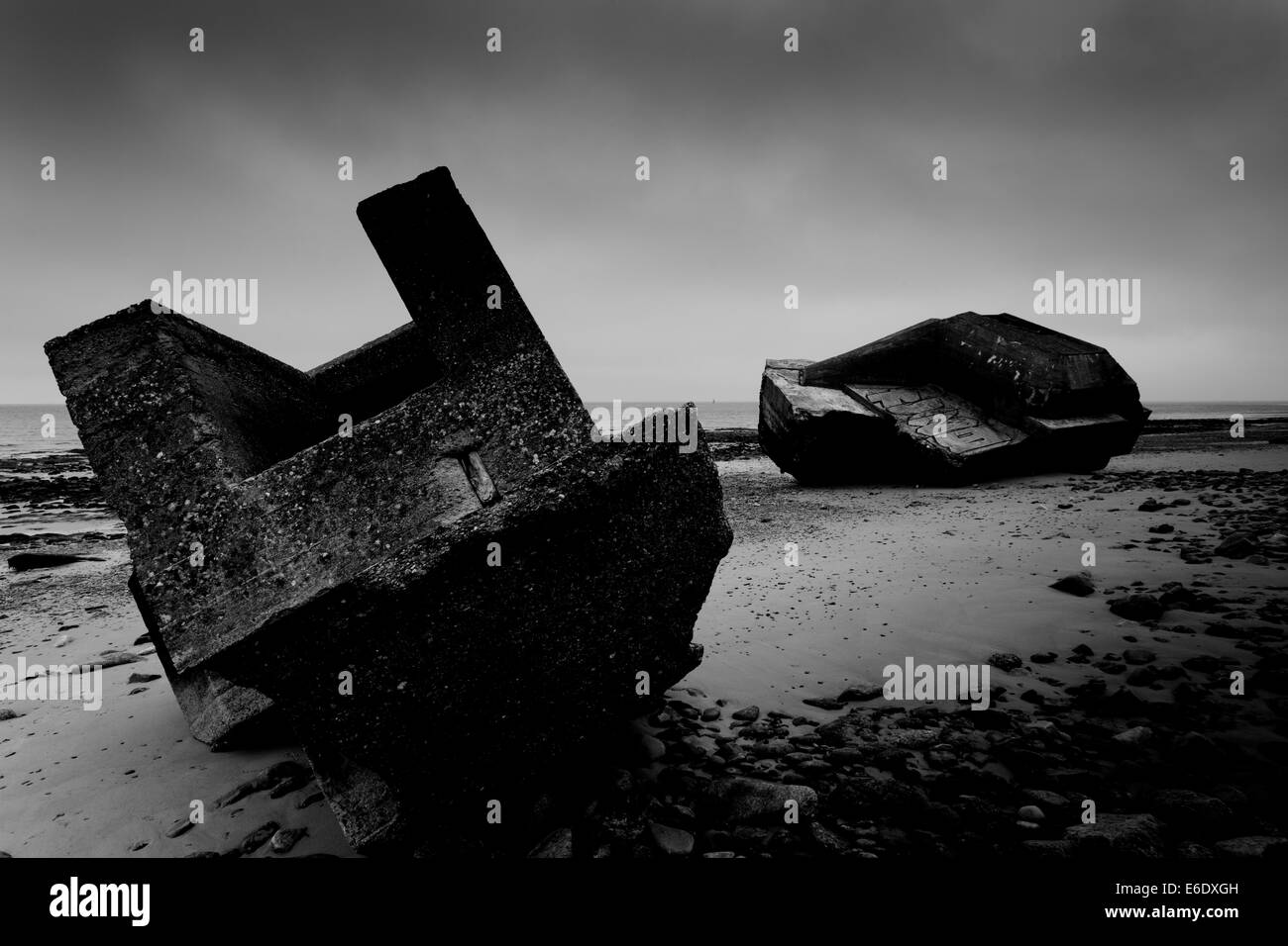 Smashed bunkers allemands sur la côte de la normandie sur France Banque D'Images