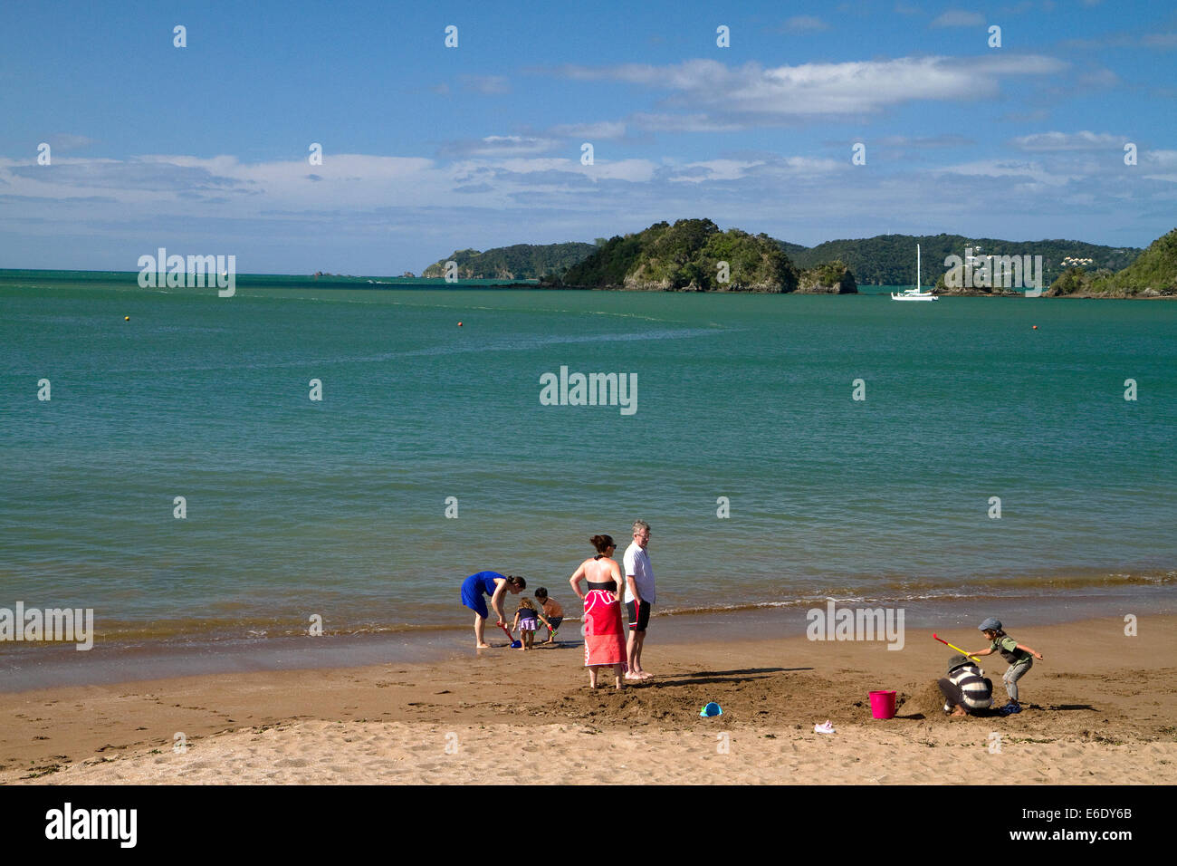 Les gens sur la plage de la baie des îles à la ville de Paihia, Nouvelle-Zélande, île du Nord. Banque D'Images