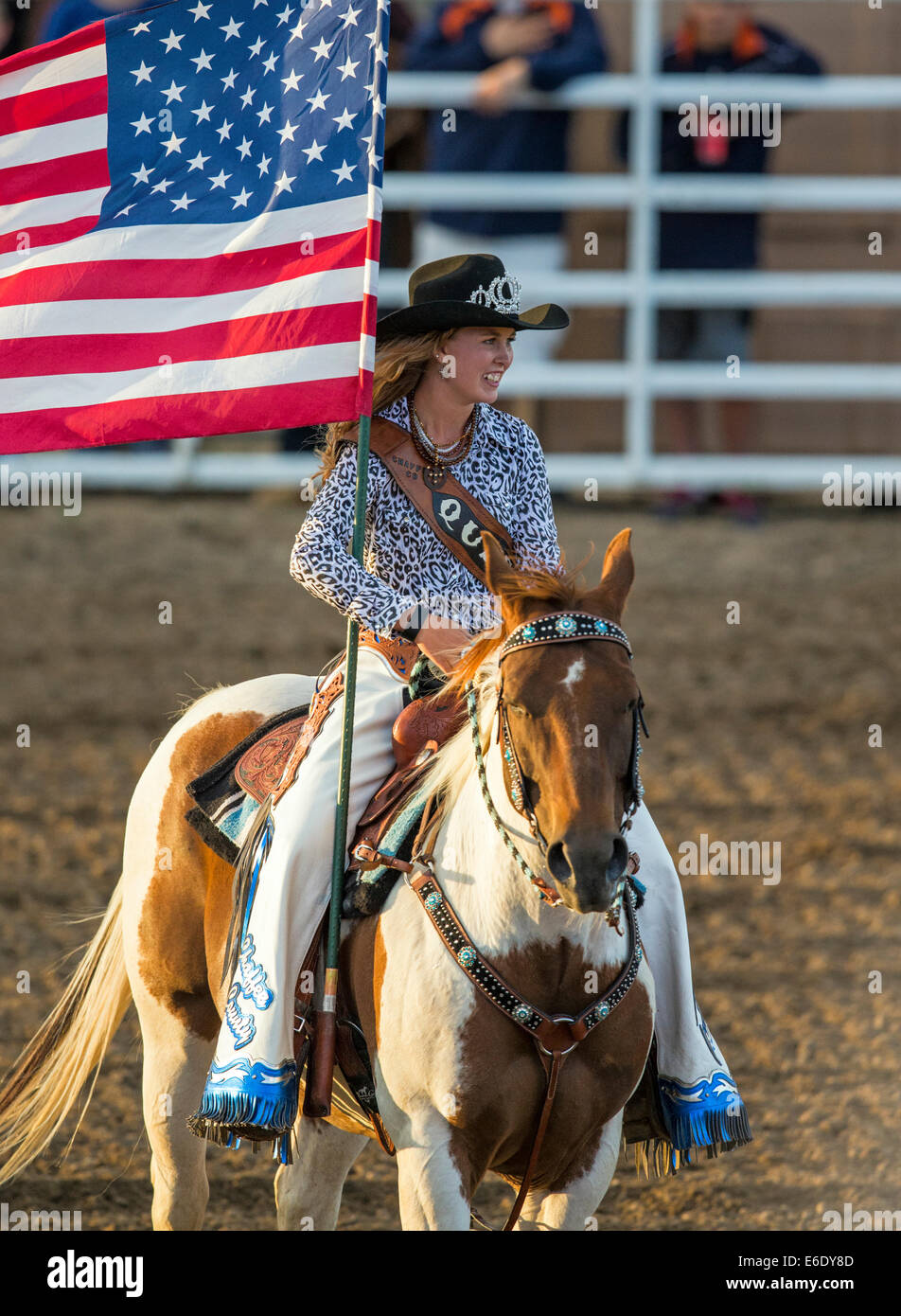 Rodeo Reine exerçant son drapeau américain à cheval pendant l'hymne national, Chaffee County Fair & Rodeo, Colorado, USA Banque D'Images