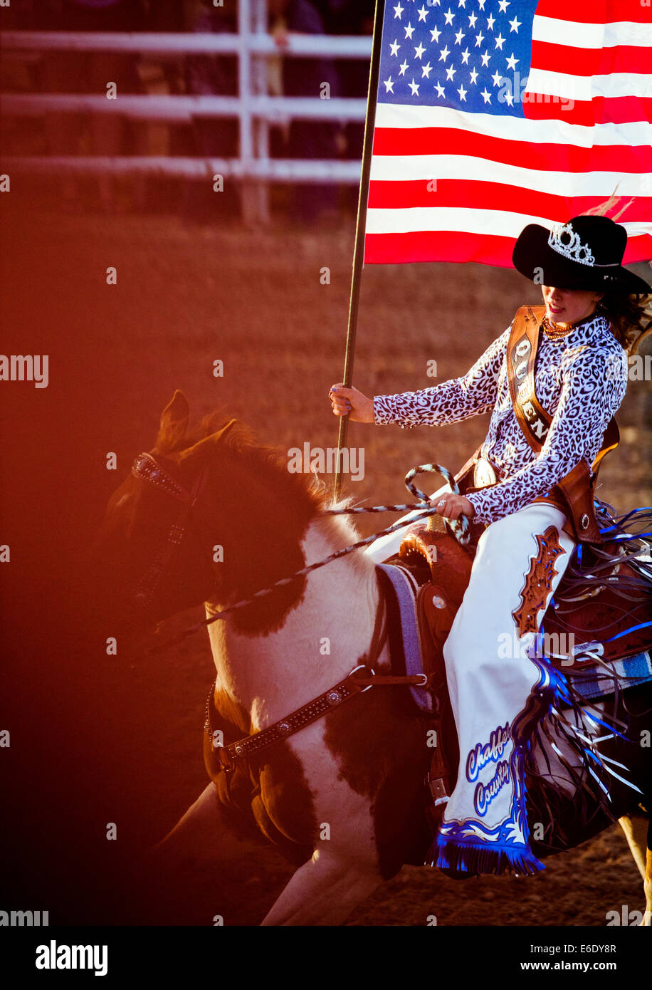 Rodeo Reine exerçant son drapeau américain à cheval pendant l'hymne national, Chaffee County Fair & Rodeo, Colorado, USA Banque D'Images