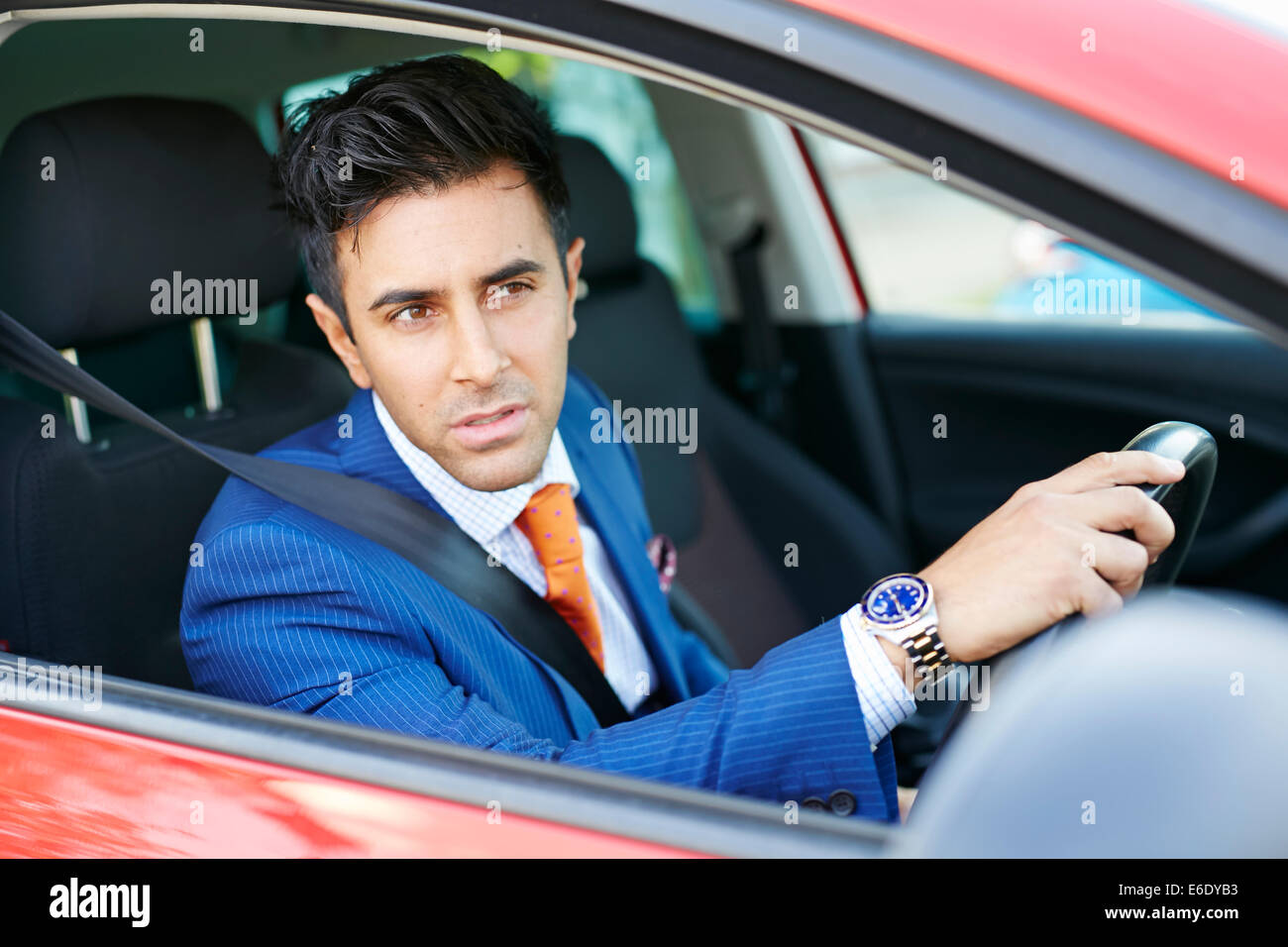 Man gesturing pendant la conduite de voiture Banque D'Images