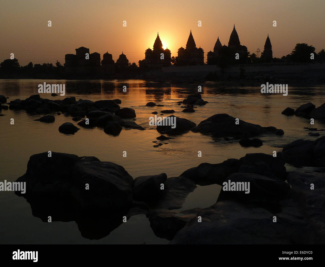 Chhatris sur la rive de la rivière Betwa à Orchha, le Madhya Pradesh, région Bundelkhand, l'Inde, l'Asie dans le coucher du soleil Banque D'Images