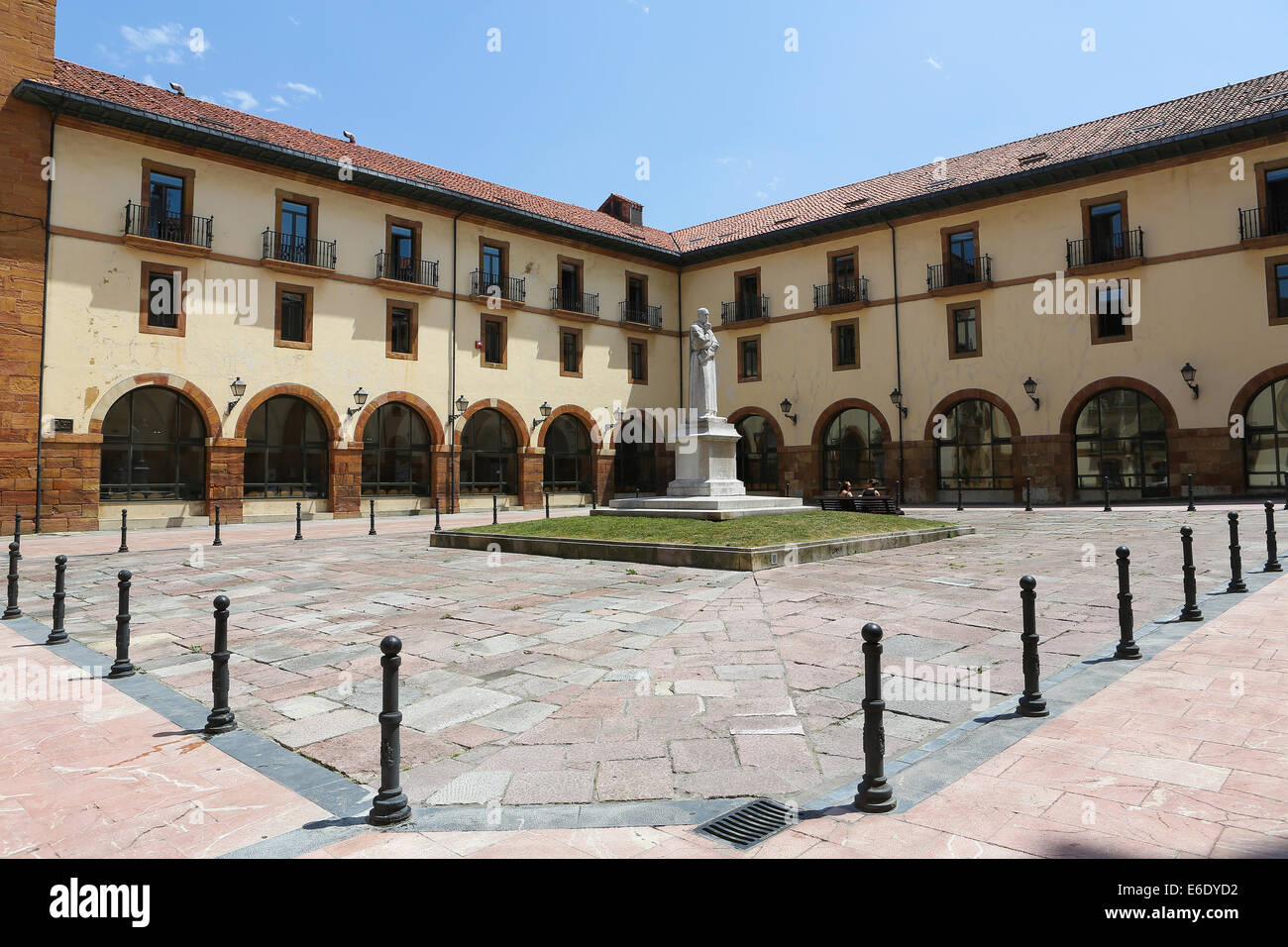 Bâtiment de l'Université de la Faculté de psychologie dans le centre historique d'Oviedo, Asturias, Espagne. Banque D'Images