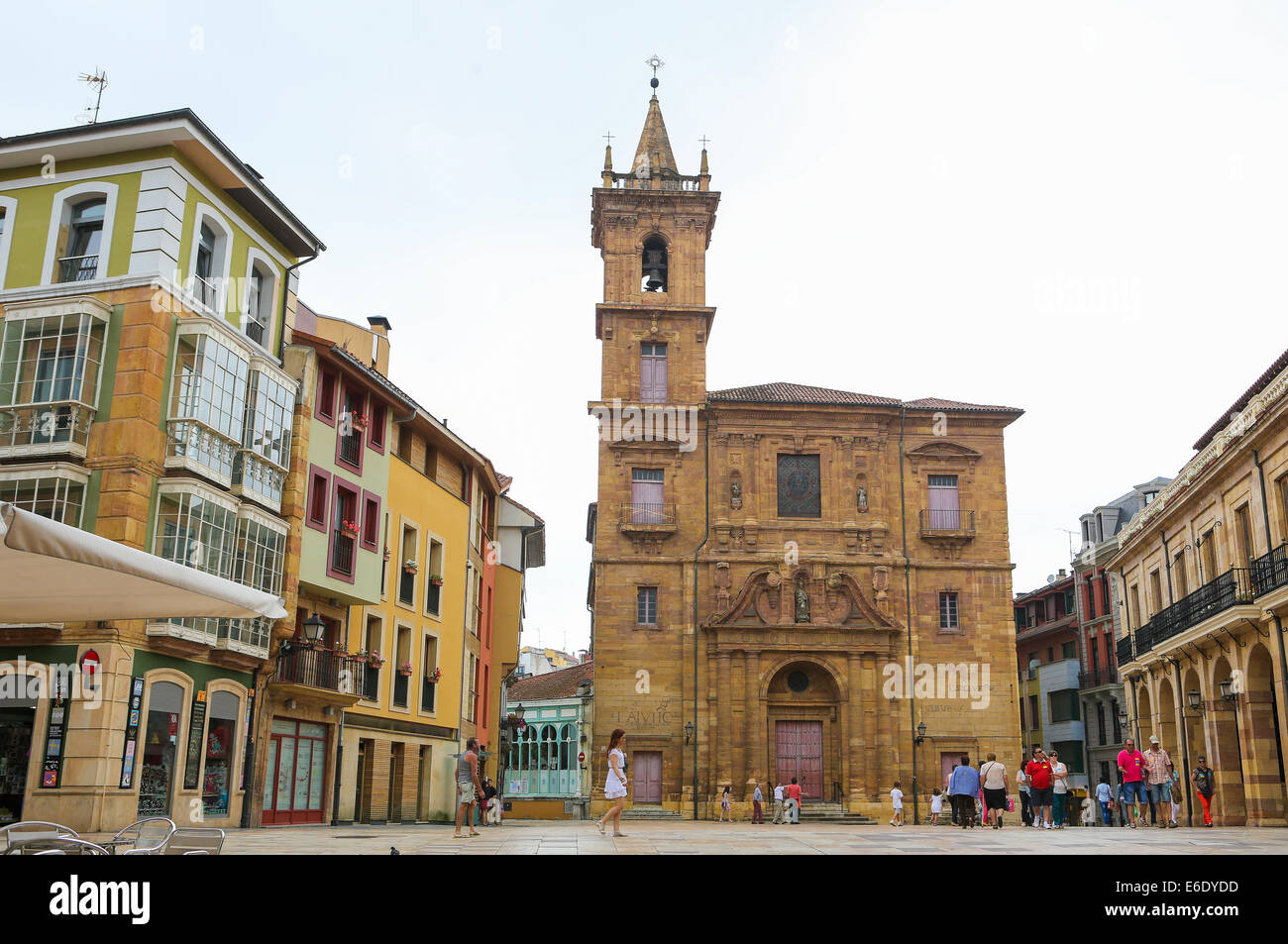 OVIEDO, ESPAGNE - 17 juillet 2014 : l'église San Isidoro el Real dans le centre de Oviedo, Asturias, Espagne. Banque D'Images