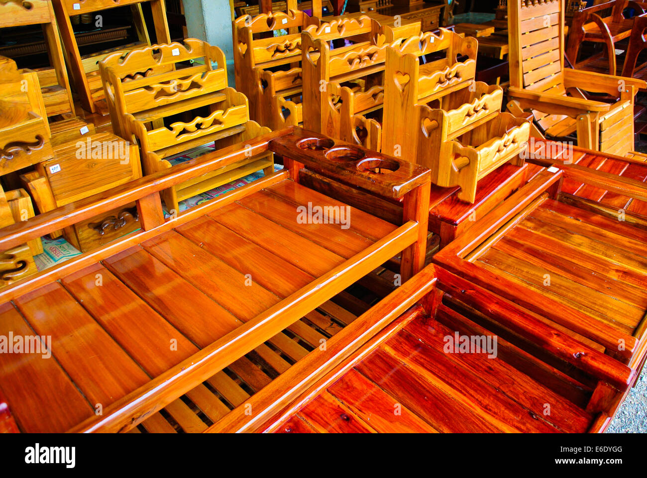 Meubles en bois typiquement thaïlandais Thaïlande Photo Stock - Alamy