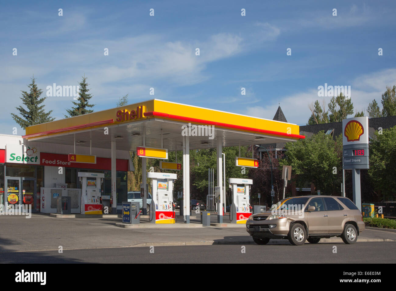 En 4x4, vous passerez devant la station-service Shell Banque D'Images