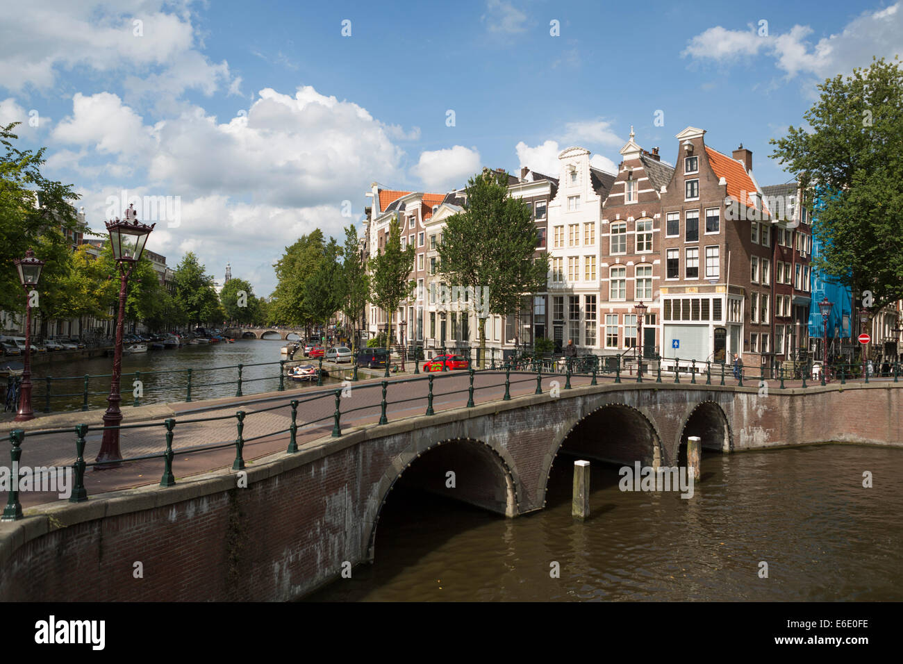 Vue sur un des canaux (Keizersgracht) avec un pont et des maisons historiques dans le célèbre quartier 'Jordaan' à Amsterdam Banque D'Images Vue sur un des canaux (Keizersgracht) avec un pont et des maisons historiques dans le célèbre quartier 'Jordaan' à Amsterdam Banque D'Images