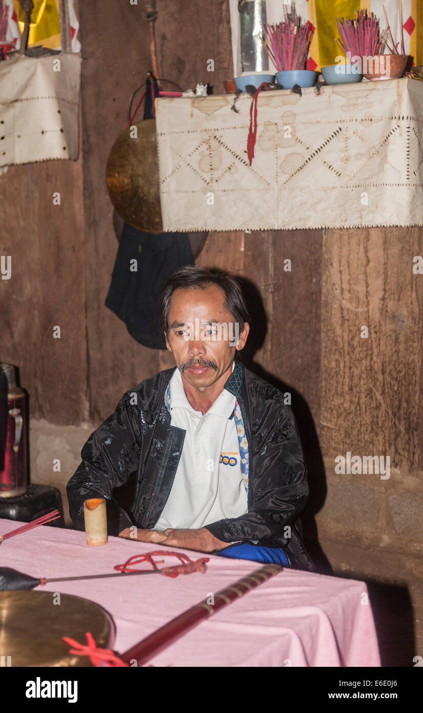 Chaman avec ses outils chamaniques dans village Hmong à Chiang Khong, dans la province de Chiang Rai, dans le nord de la Thaïlande Banque D'Images