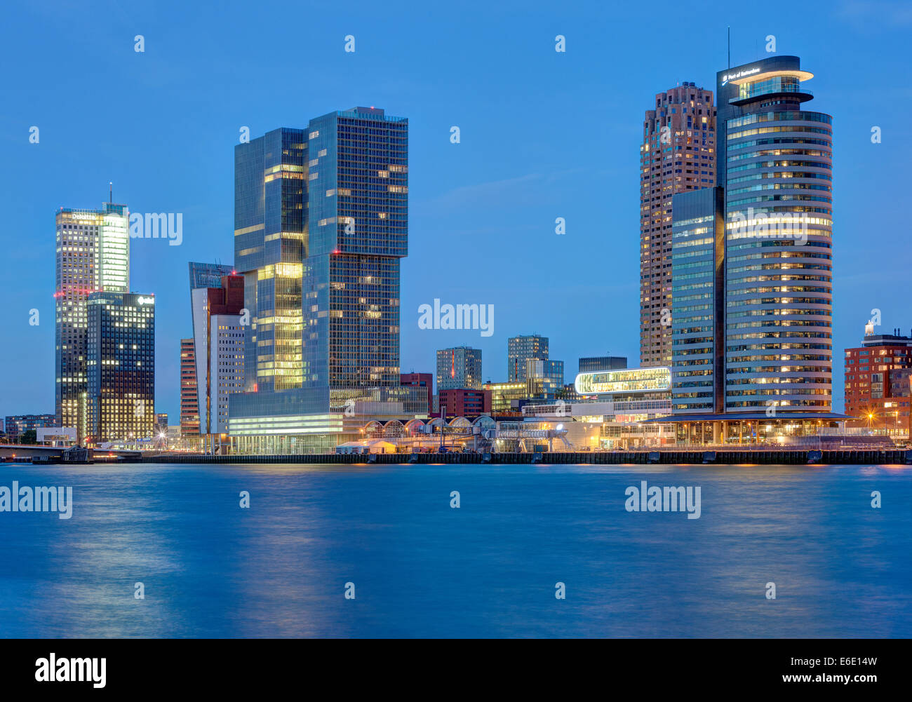 Paysage urbain d'horizon de Rotterdam. Wilhelmina Pier docklands avec Cruise Terminal et les bâtiments modernes sur le Kop van Zuid. Banque D'Images