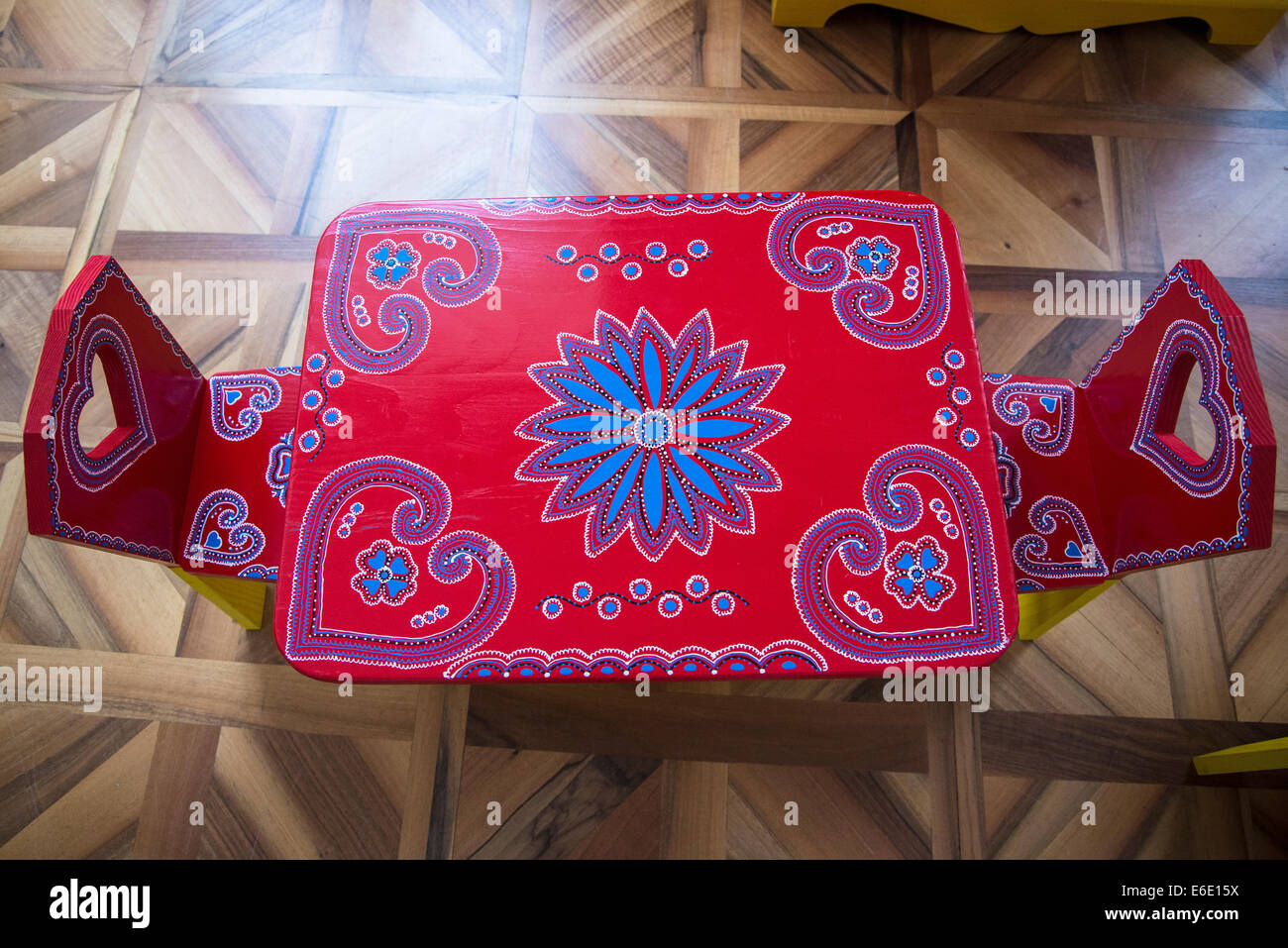 Musée de soulèvements paysans, meubles pour enfants inspiré par des motifs folkloriques, Gornja Stubica, Zagorje, Croatie Banque D'Images