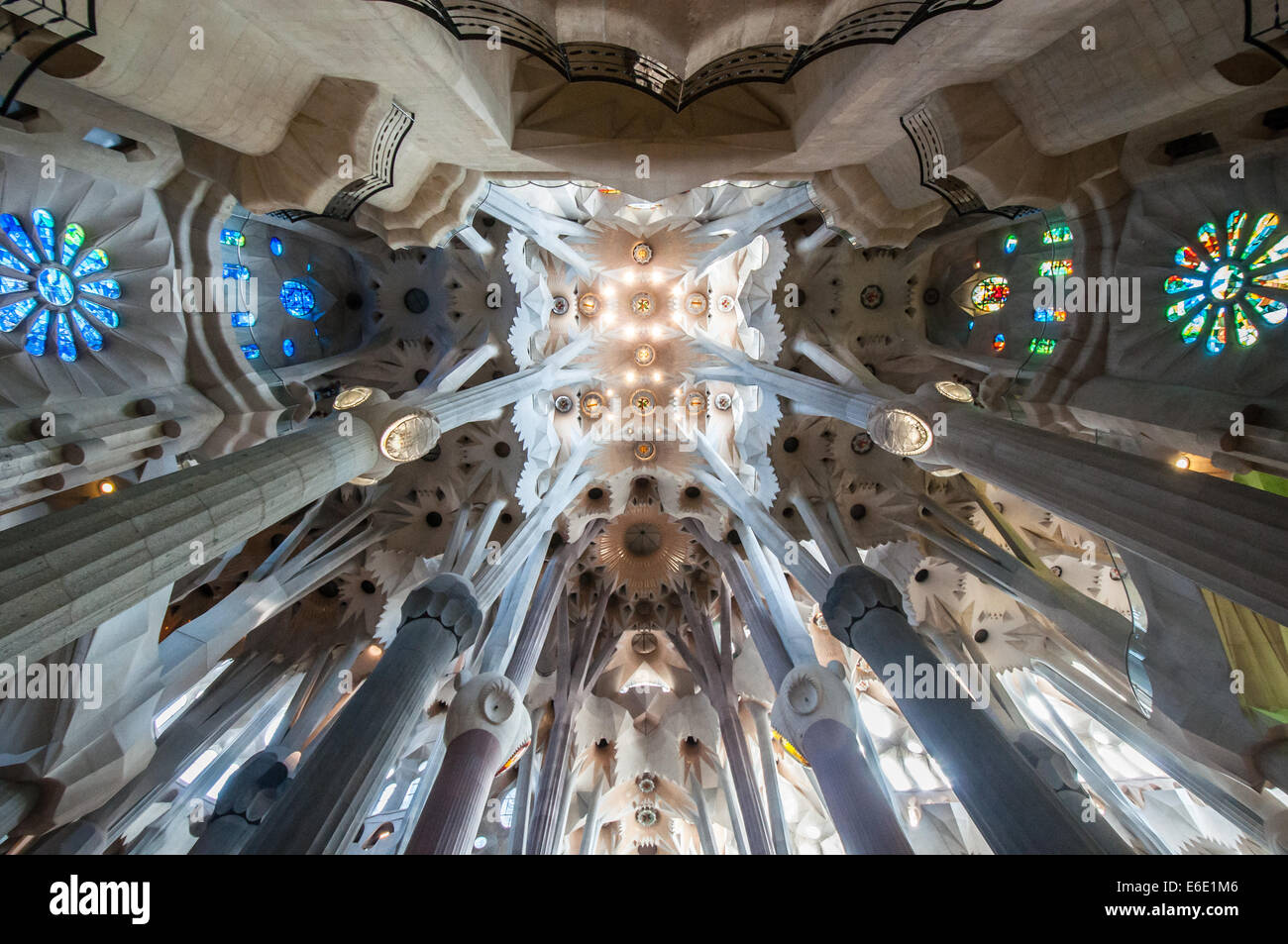 Intérieur de la cathédrale Sagrada Familia Banque D'Images