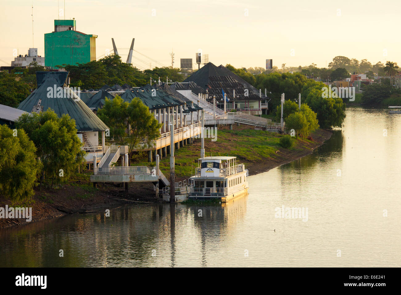 Un bateau au coucher du soleil sur le fleuve Grijalva à Villahermosa, Tabasco, Mexique. Banque D'Images