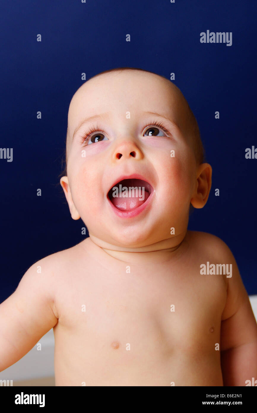 Une très heureuse 9 mois bébé garçon avec sa bouche ouverte Photo Stock -  Alamy