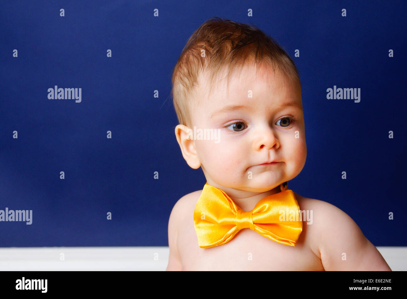 Un bébé de 9 mois garçon dans un noeud papillon jaune Banque D'Images
