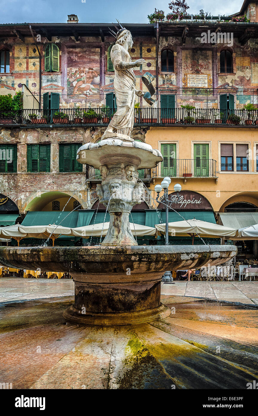 Italie Vénétie Vérone Piazza delle Erbe Madonna Verona Fontaine et Casa Mazzanti Banque D'Images