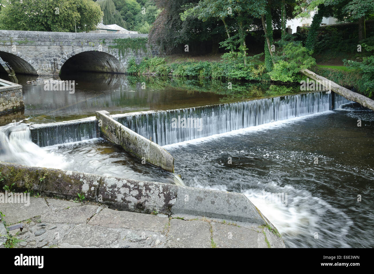 Près de Abbey wall Tavistock la rivière d'eau douce avec cascades et Tavy Weir pour l'accès à l'information sur les poissons migrent en amont Banque D'Images