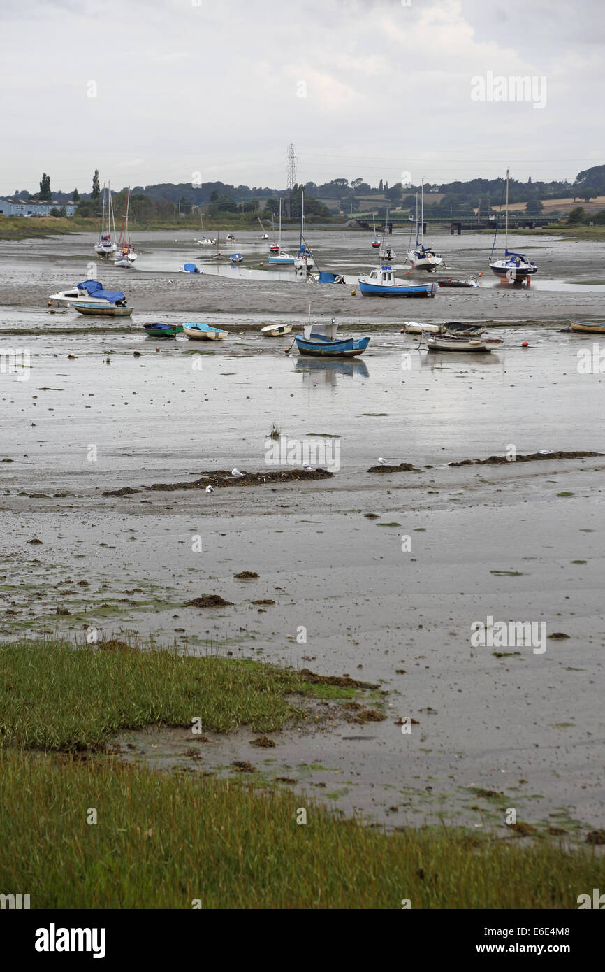 L'estuaire de la rivière Stour, Essex, UK, à marée basse, montrant des vasières et des yachts amarrés Banque D'Images