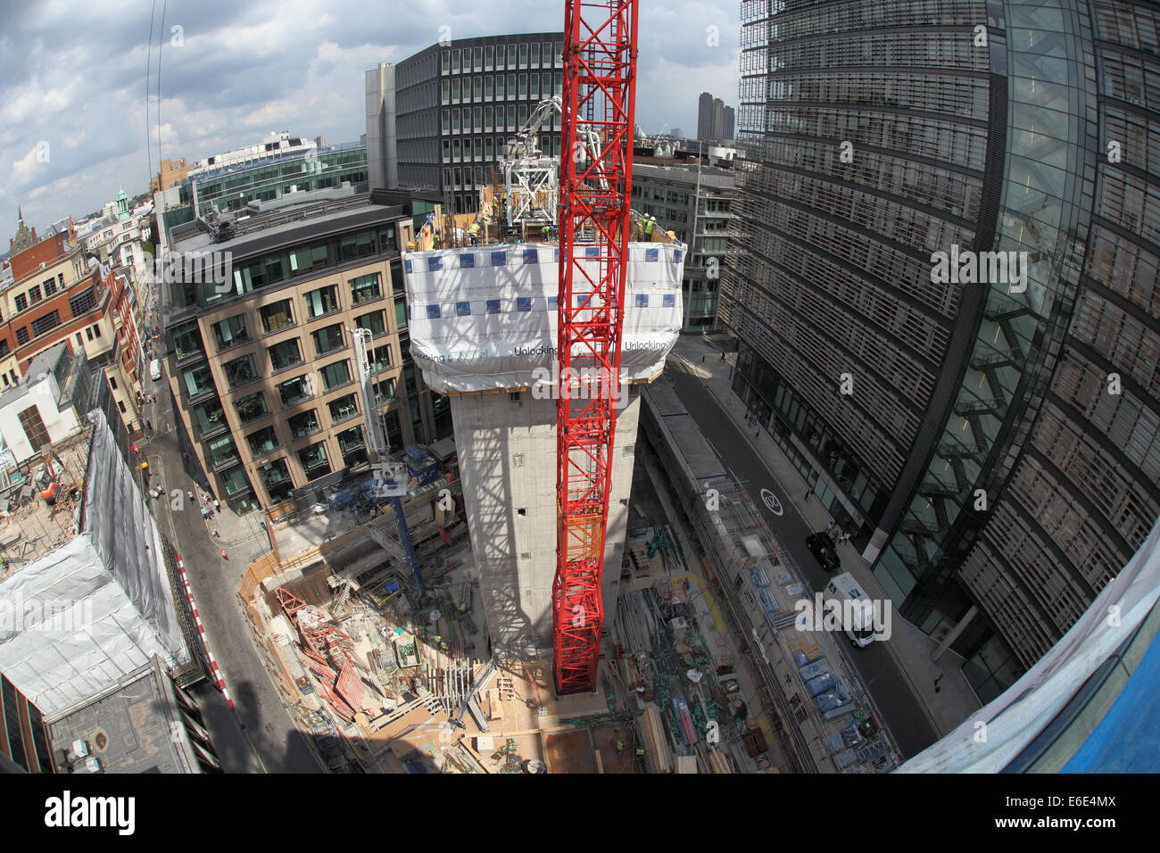 Un "fish-eye" Voir d'un site de construction du centre de Londres montrant le noyau en béton qui plane à l'aide d'un slip-système de formulaire. Banque D'Images