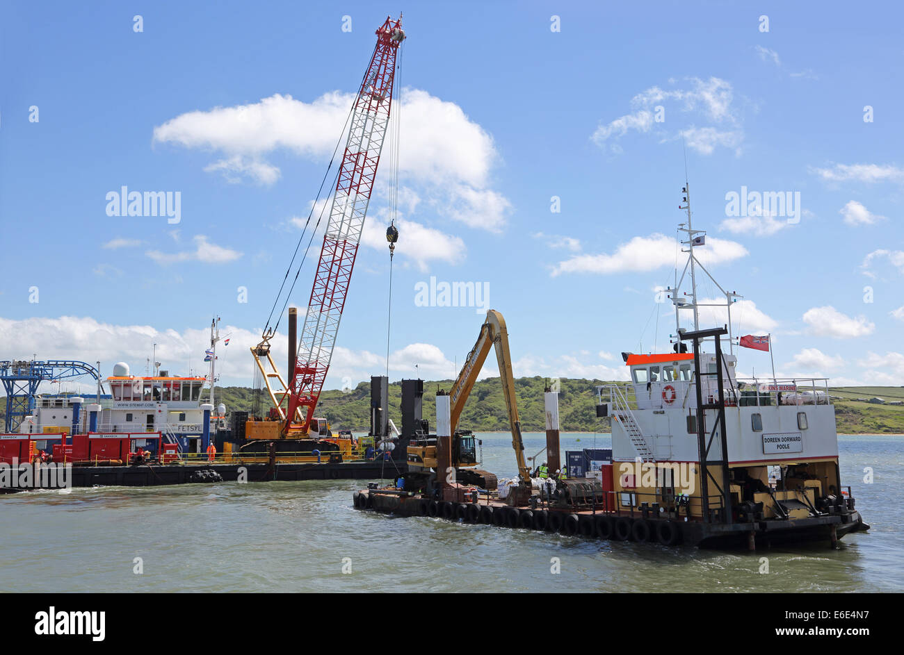 L'opération de pose de câbles marine off-shore dans le Solent, au Royaume-Uni. Une barge établit un nouveau câble de 132 kV à l'île de Wight. Banque D'Images