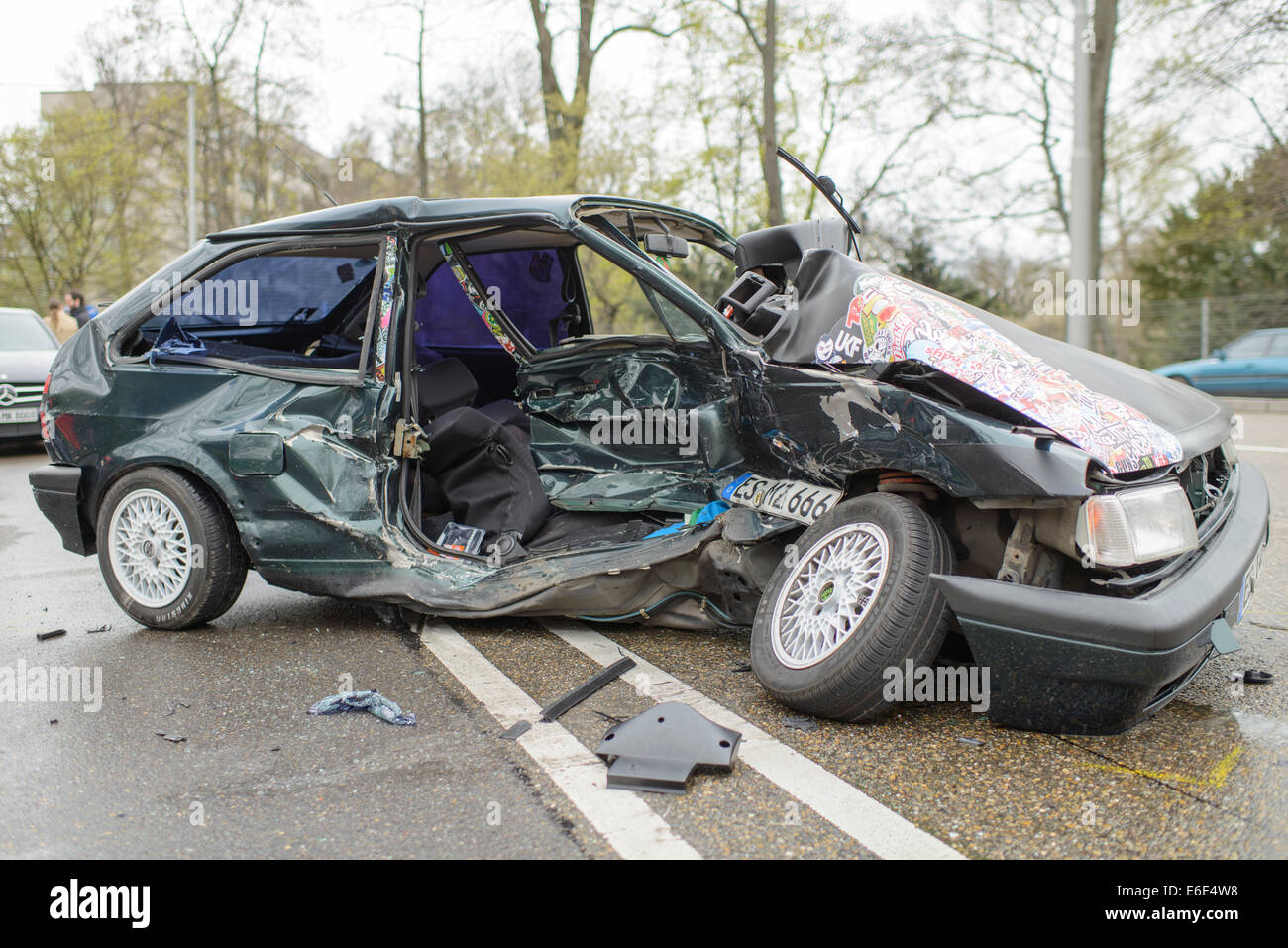 Grave accident, l'épave d'un VW Polo dans la rue, B14 road à Neckartor,  Stuttgart, Bade-Wurtemberg, Allemagne Photo Stock - Alamy