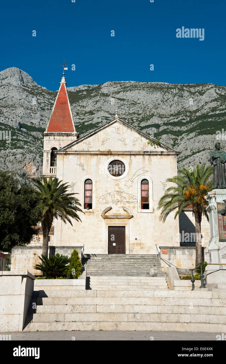 La place Kacic avec l'église de St Marco, Makarska, Makarska Riviera, Dalmatie, Croatie Banque D'Images