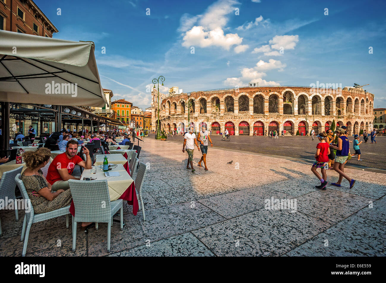 Italie Vénétie Vérone Piazza Bra arène romaine et le liston Banque D'Images